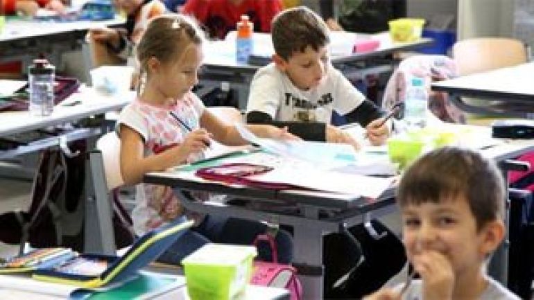 Kinder in einem Klassenzimmer