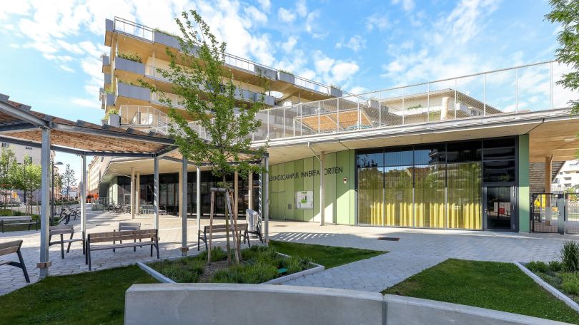 Bilungscampus Innerfavoriten mit Sitzmöglichkeiten im Freien