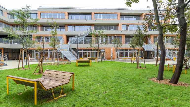 Neue Bildungsstätte Hinaysgasse 1; Sitzmöglichkeiten aus Holz im Freien
