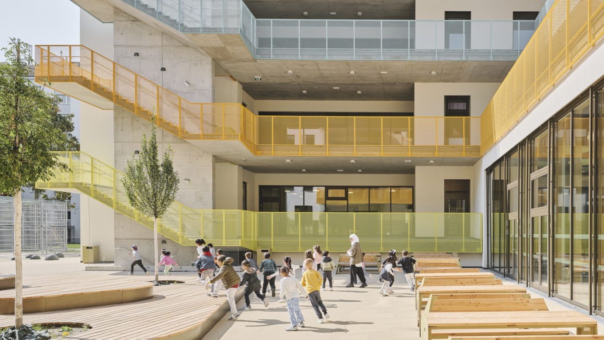 copyright: David Schreyer Volksschule in der Leystraße von außen mit bunten Geländern