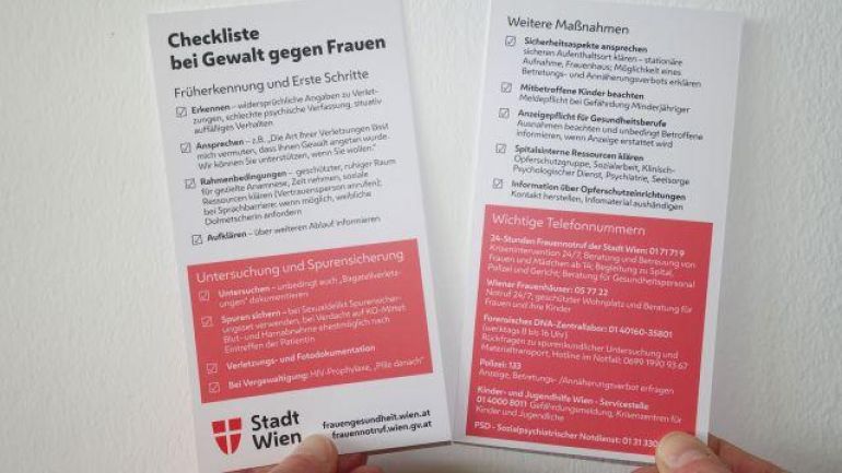 Zwei Hände halten die "Checkliste bei Gewalt gegen Frauen"