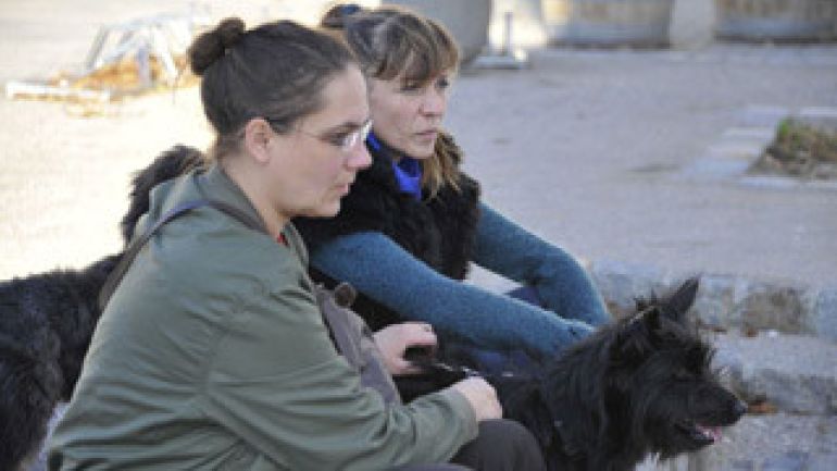 Zwei Frauen mit Hunden