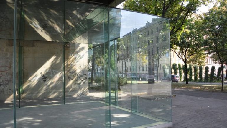 copyright: MA 21 A Transparenter Glaskasten unter einer Brücke