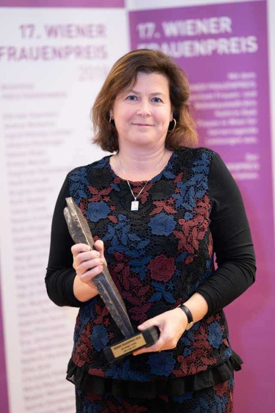 Doris Damyanovic mit dem Frauenpreis in Händen