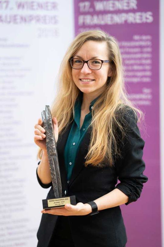 Yvonne Scheer mit dem Frauenpreis in Händen