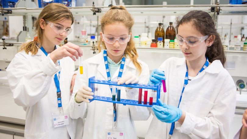 3 Mädchen in einem Labor