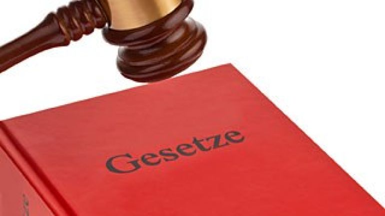 copyright: BilderBox.com Ein Hammer schlägt auf ein Gesetzbuch.