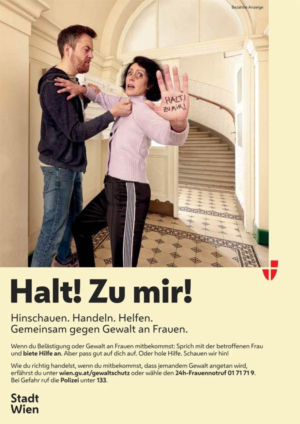 <p>Plakat "Hinschauen, handeln und helfen bei häuslicher Gewalt"</p> Ein Mann bedroht eine Frau im Stiegenhaus