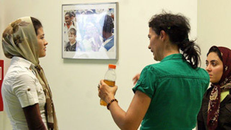 Weibliche Flüchtlinge im Gespräch mit einer Betreuerin