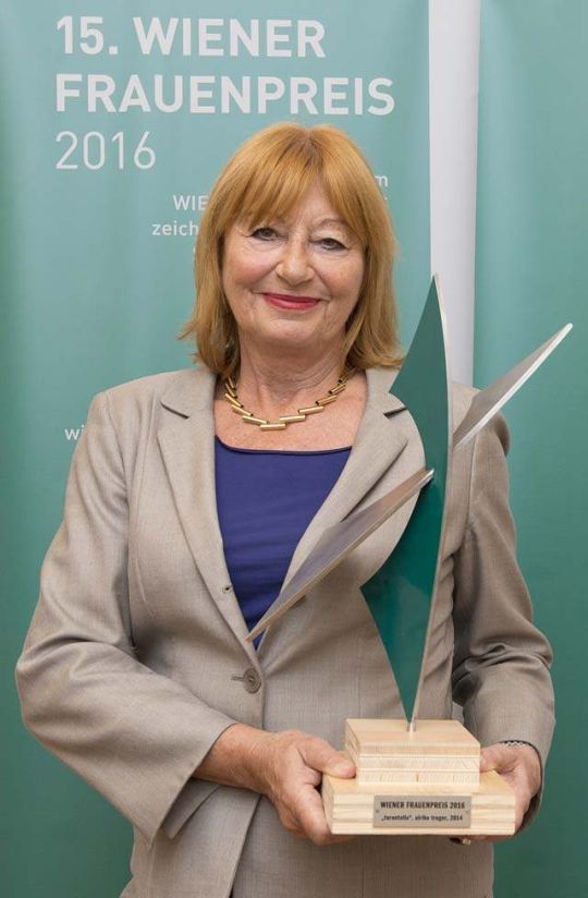 Beate Wimmer-Puchinger mit dem Frauenpreis
