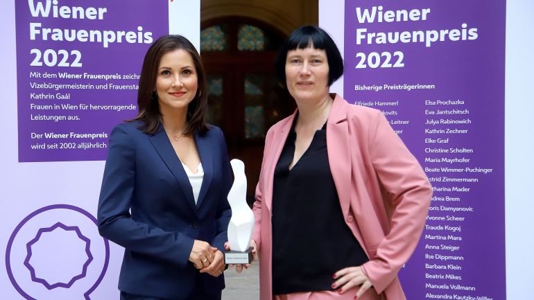 copyright: PID/VOTAVA Martina Madner und Alexandra Wachter mit dem Wiener Frauenpreis