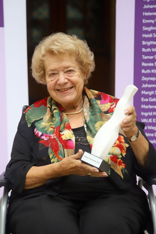 Helga Tippel mit dem Wiener Frauenpreis