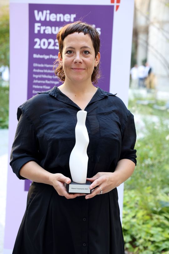 copyright: PID/VOTAVA Preisträgerin mit schwarzem Kleid