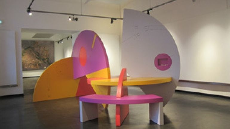 Barrierefreies Ausstellungsmodul in einem Saal