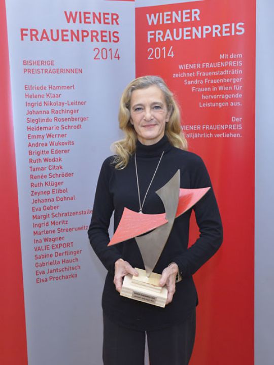 Kathrin Zechner hält den Wiener Frauenpreis 2014 in den Händen.
