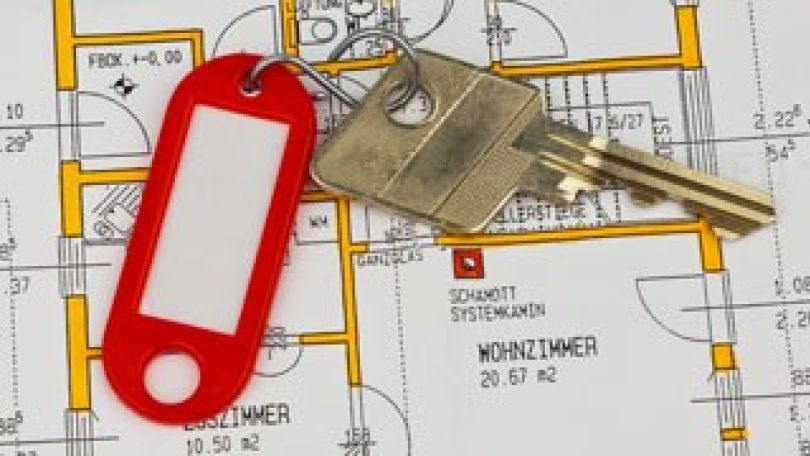 Ein Wohnungsschlüssel liegt auf einem Grundriss