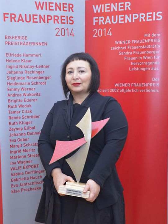 Julya Rabinowich hält den Wiener Frauenpreis 2014 in den Händen.