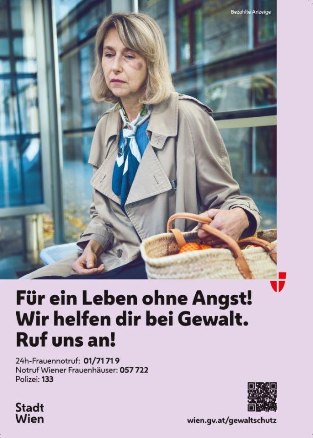 <p>Sujet zur Kampagne</p> Eine Frau mittleren Alters trägt einen Einkaufskorb. Sie hat ein blau geschlagenes Auge und blickt traurig auf den Boden.