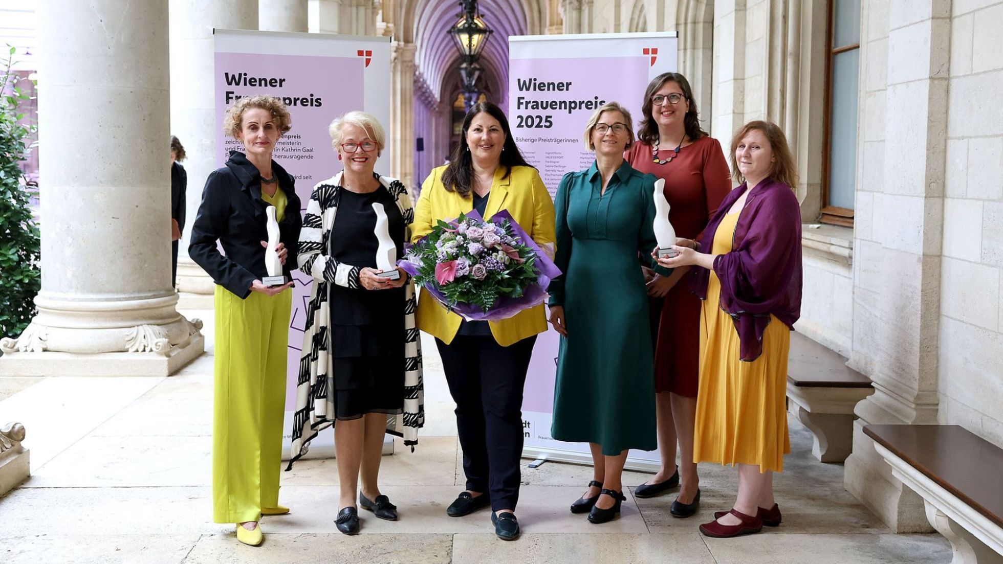 Verleihung des Frauenpreis 2025 durch Frauenstadträtin Kathrin Gaál.