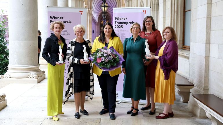 Verleihung des Frauenpreis 2025 durch Frauenstadträtin Kathrin Gaál.