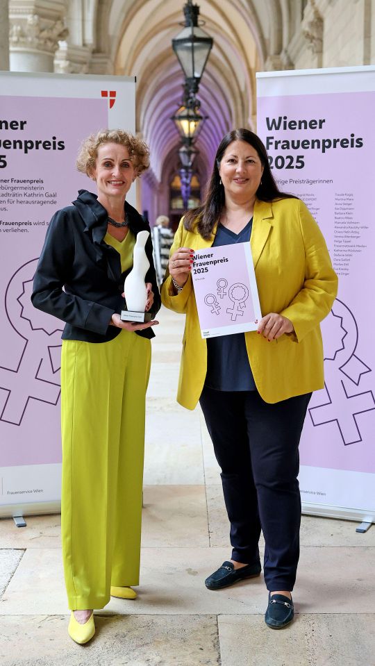 copyright: Stadt Wien/Martin Votava Gewinnerin des Frauenpreis 2025 Christine Mayrhuber mit Kathrin Gaál