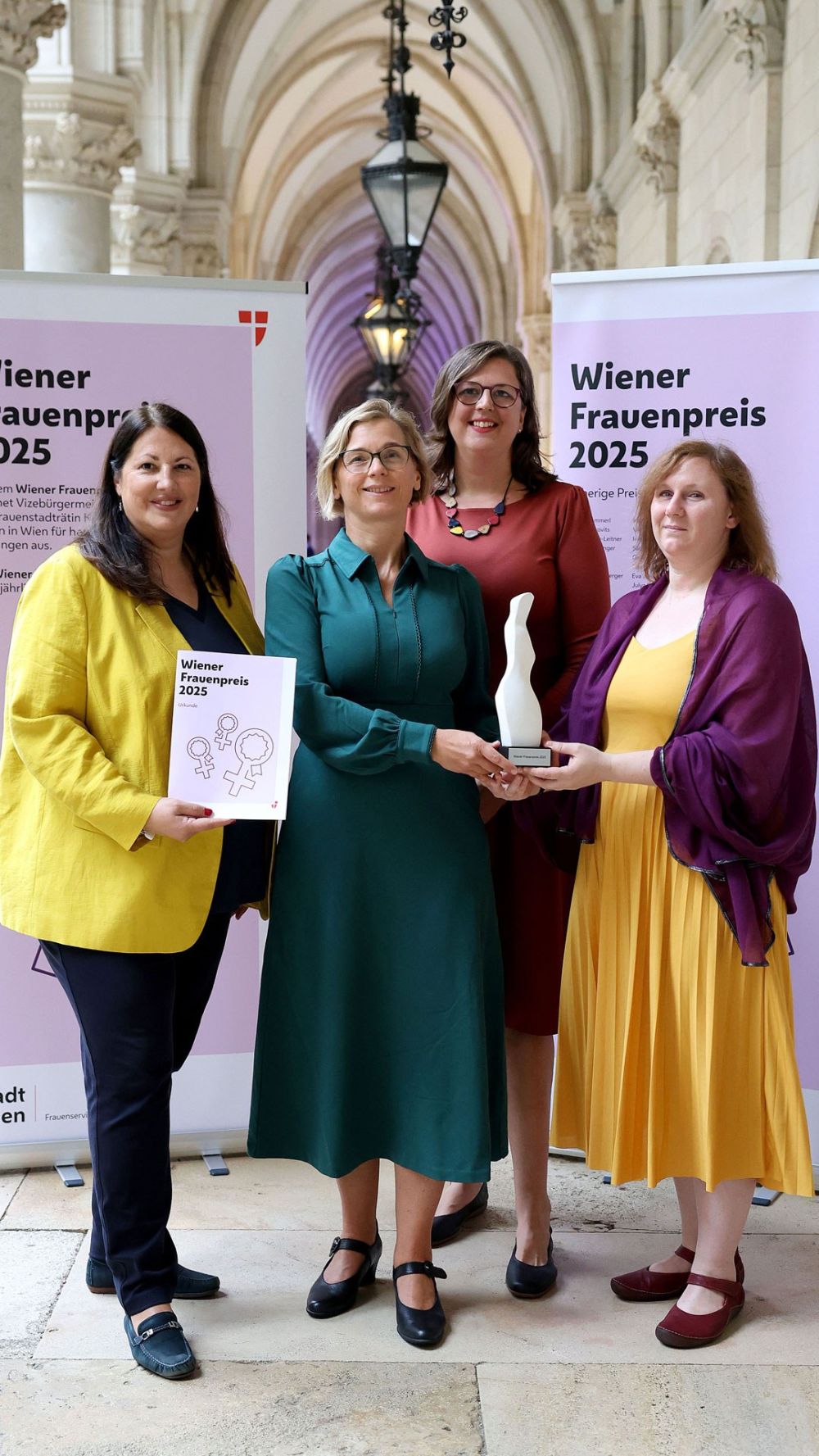 Heidemarie Egger, Julia Moser und Eva Maria Fink vom Verein FmB mit Kathrin Gaál