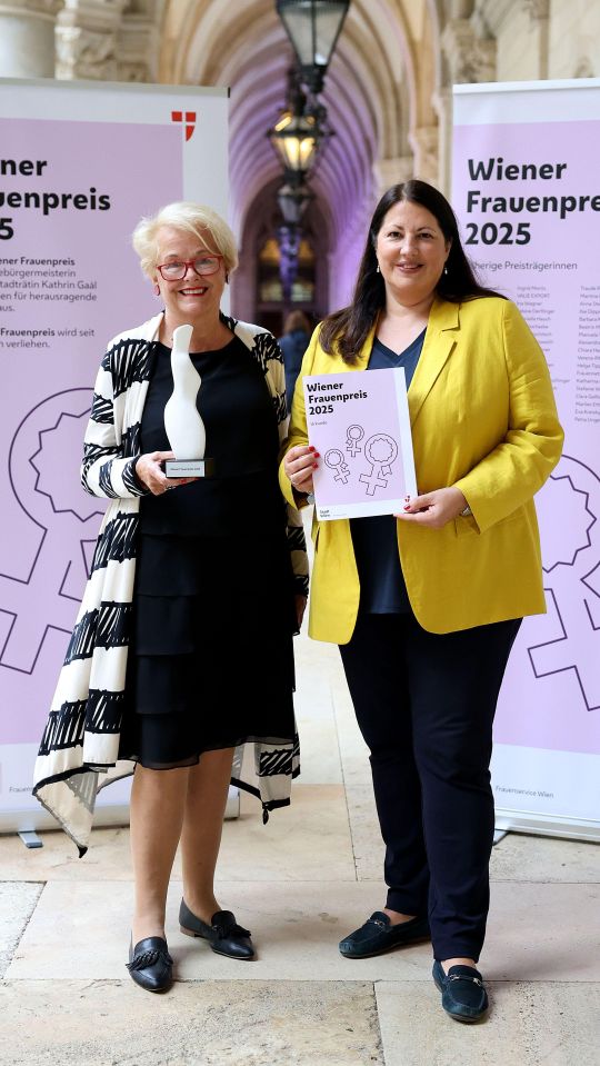 Gewinnerin der Frauenpreis 2025 Monika Salzer mit Kathrin Gaál
