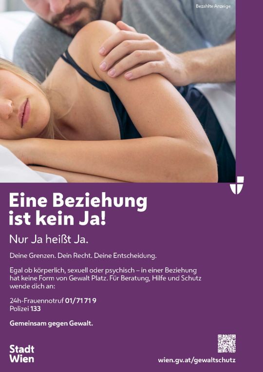 Ein Mann greift auf eine schlafende Frau, die neben ihm im Bett liegt. Darunter der Slogan: Eine Beziehung ist kein Ja! Nur Ja heißt Ja.