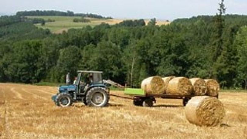 copyright: BilderBox.com Traktor auf einem Feld