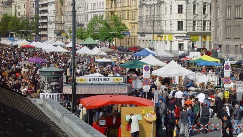 Marktstände an der Wienzeile, dazwischen viele flanierende Menschen