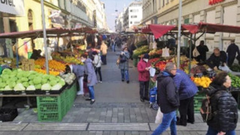 Personen am Brunnenmarkt