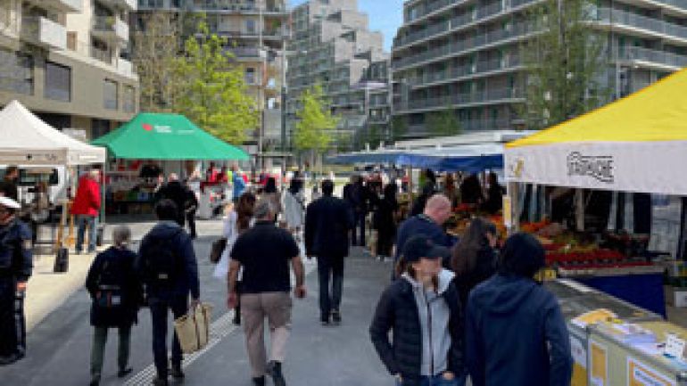 Personen am Mazzucco-Markt