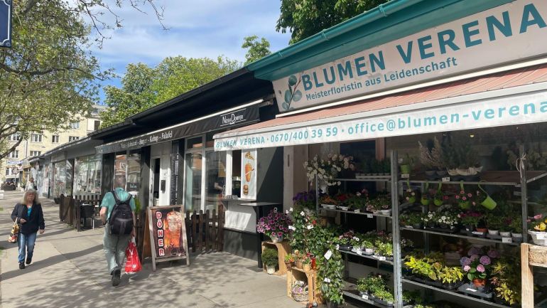 copyright: MA 59 Marktstand mit Blumen und Sträuchern, dazwischen Fußgänger
