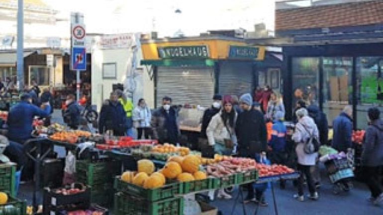 copyright: MA 59 Marktbesucher*innen vor einem Obst- und Gemüsestand