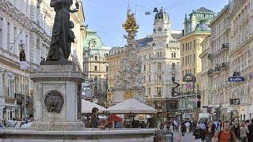 Menschen unterwegs auf dem Graben, Geschäfte, Pestsäule