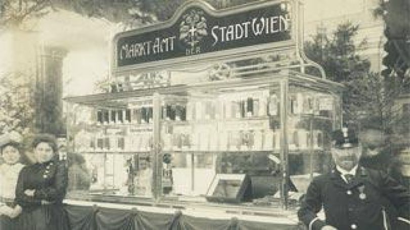 Ein uniformierte Marktamtsmitarbeiter kontrolliert Lebensmitel.