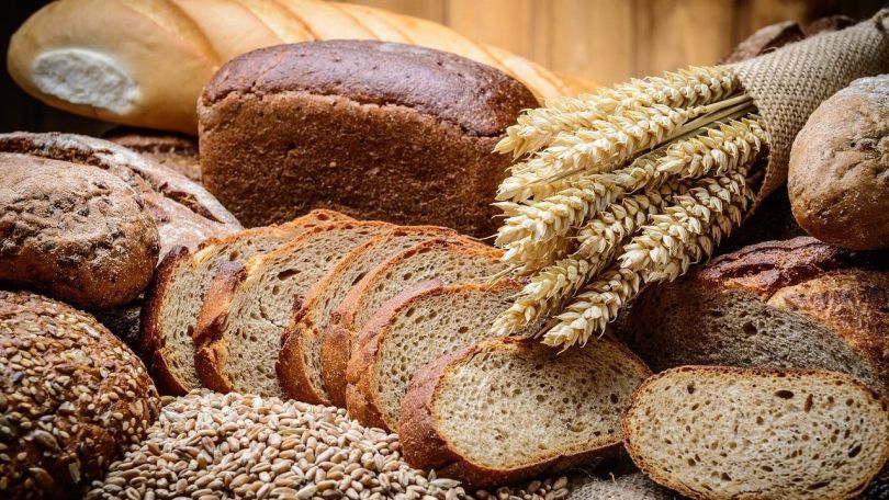 Brotscheiben und Getreidekörner