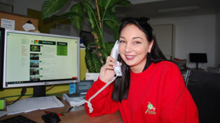 Mitarbeiter des Marktamtes bei einem Telefonat