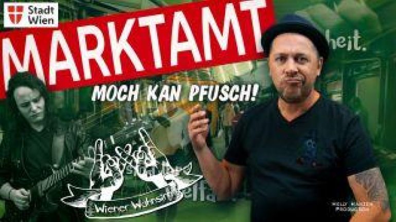 Mann mit Mehl im Gesicht und auf den Kleidern