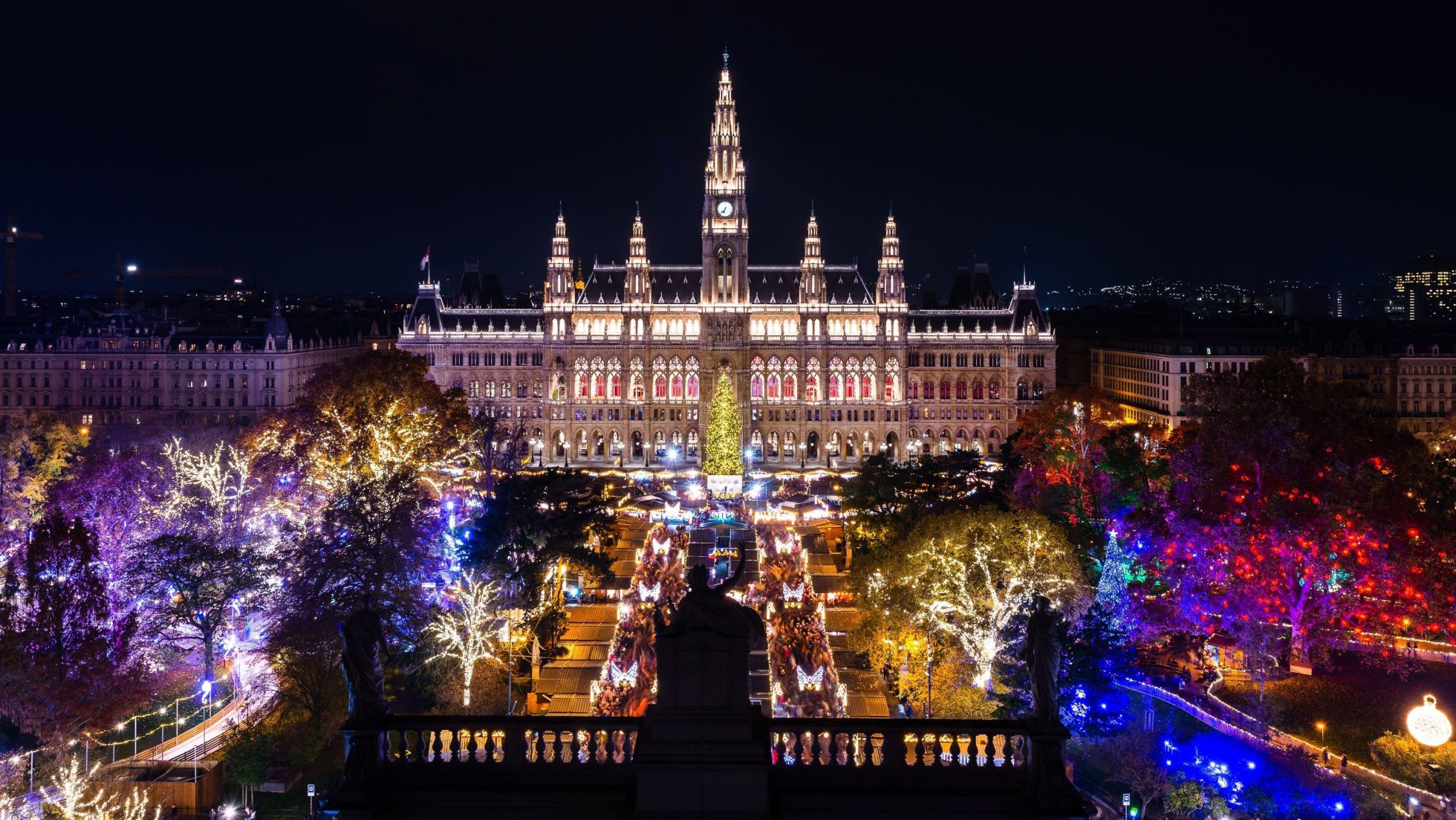 copyright: Stadt Wien Marketing/Johannes Wiedl Christkindlmarkt am Rathausplatz bei Nacht