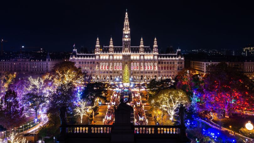 copyright: Stadt Wien Marketing/Johannes Wiedl Christkindlmarkt am Rathausplatz bei Nacht