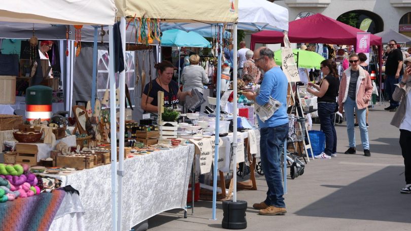 Marktstand mit handgefertigten Dekorations- und Geschenkartikeln vor dem Floridsdorfer Markt
