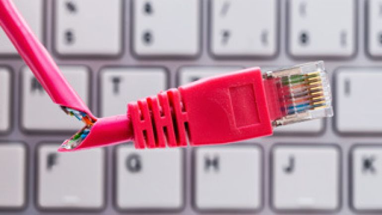 nahezu ganz durchtrenntes Netzwerkkabel