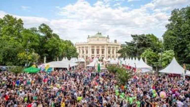 Feierende Menschen bei einer Veranstaltung am Wiener Rathausplatz