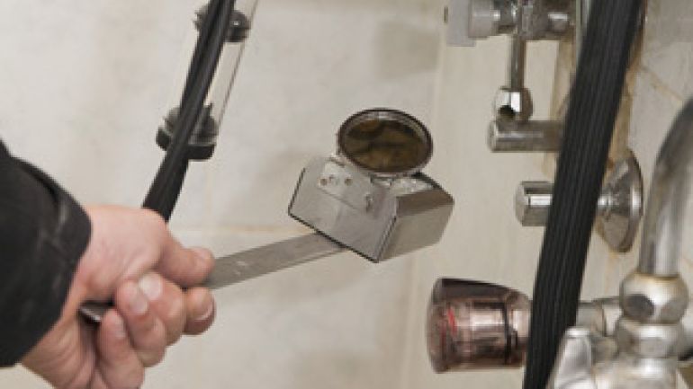 copyright: Jennifer Fetz Überpruefung einer Gastherme