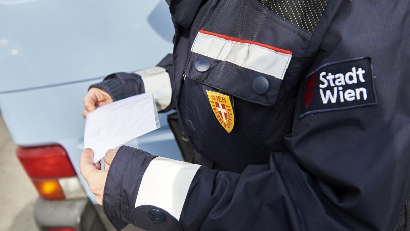 copyright: Stadt Wien/Michael Rausch-Schott Mensch hält in Plastik eingemachten Strafzettel