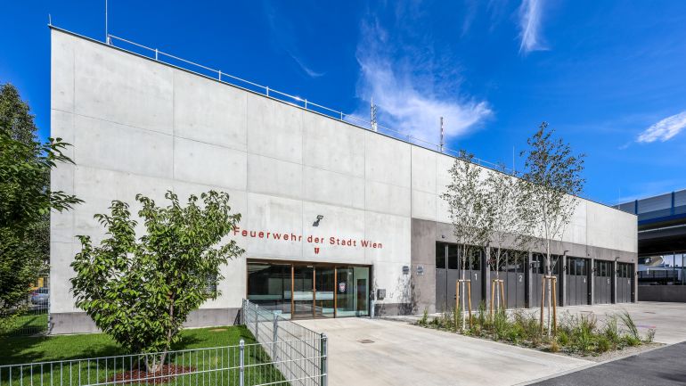 copyright: Stadt Wien - Christian Fürthner Einstöckiges Gebäude der Feuerwehr mit Garagenzubau auf der rechten Seite