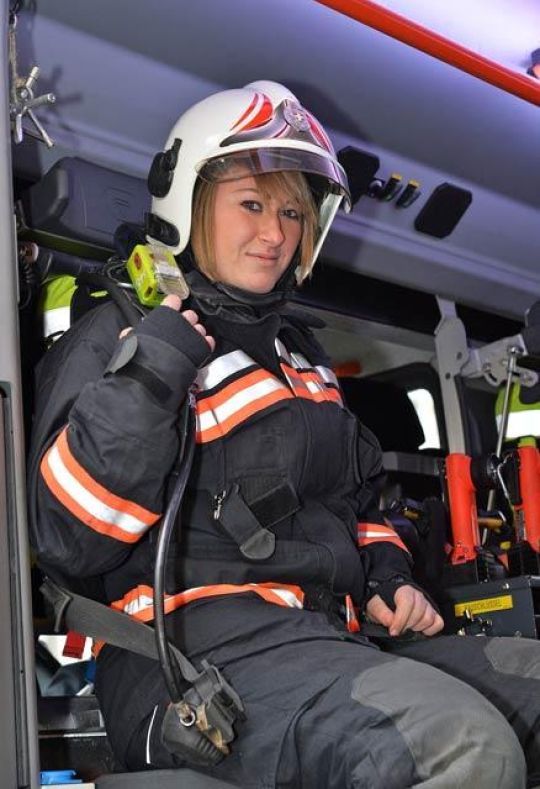 copyright: PID / Christian Jobst Eine Feuerwehrfrau sitzt in einem Feuerwehrauto