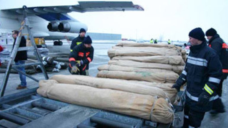 copyright: MA 68 Der Katastrophenhilfsdienst bei Verladearbeiten am Flughafen