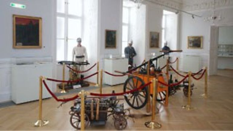 im Museum mit historischen Feuerlöschgeräten